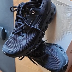 ON cloudstratus 2 womens black 7.5